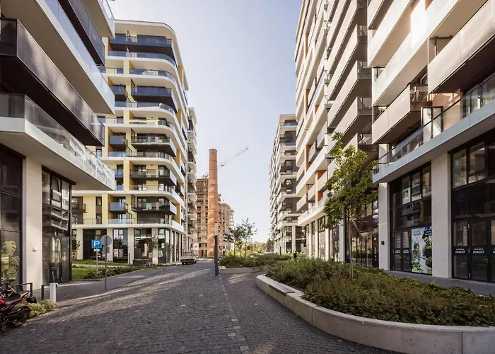 Modern Riverside Apartment With Free Parking