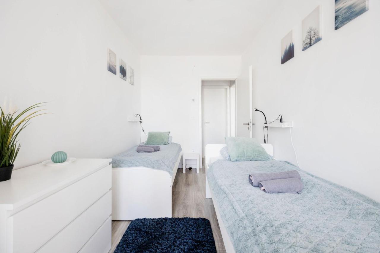 Modern Riverside With Free Parking Apartmán